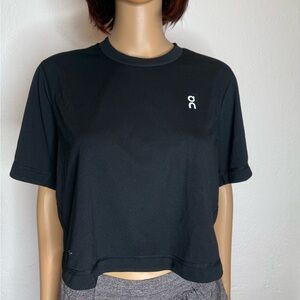 ON Cloud Running Women Active-T Crop Shirt Size M Black Short Sleeve